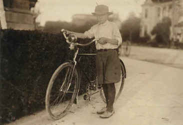 Luther Wharton, 12 jaar, bezorgt medicijnen (ook in rosse buurten) na school van 4 tot middernacht voor Sommers Drug Store in San Antonio, Texas, verdient $5 per week, 1913